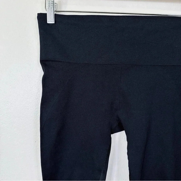 Athleta Breakthrough  Laser Cut Black Capri - Picture 4 of 15